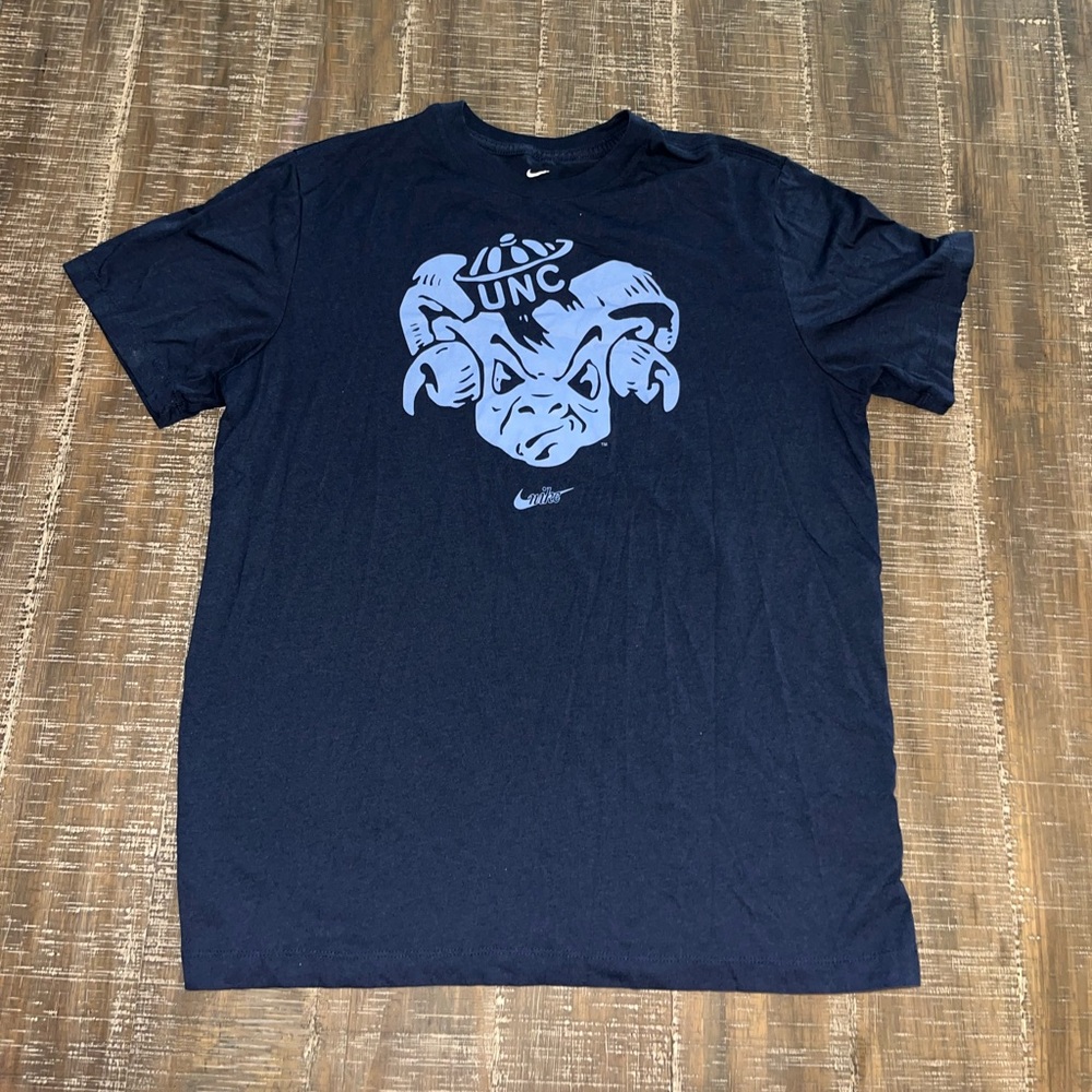 UNC Chapel Hill t-shirt size L